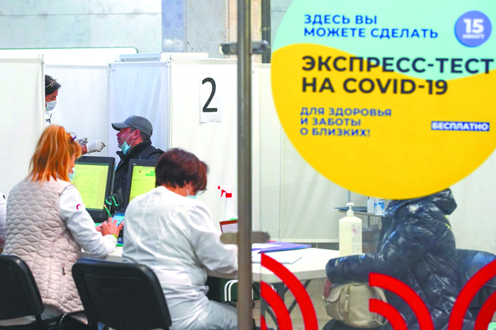 Московские врачи готовятся срезать "омикронную волну"