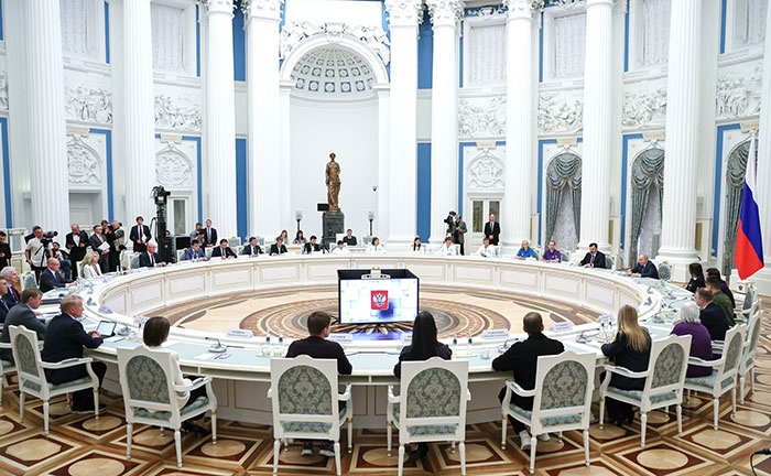 Платформой "Россия – страна возможностей" управляет президент... 