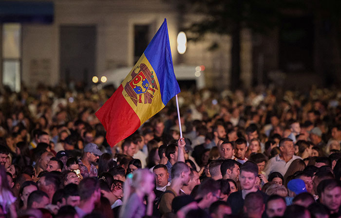 Молдаване доверяют Путину и Лукашенко...