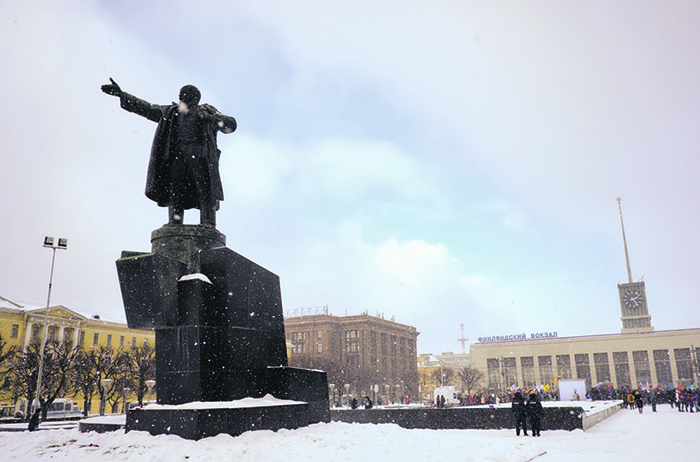 В Питере "Марш Немцова" споткнулся о ремонт