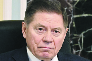 Председатель Верховного суда РФ Вячеслав Лебедев поздравил "НГ" с 30-летием