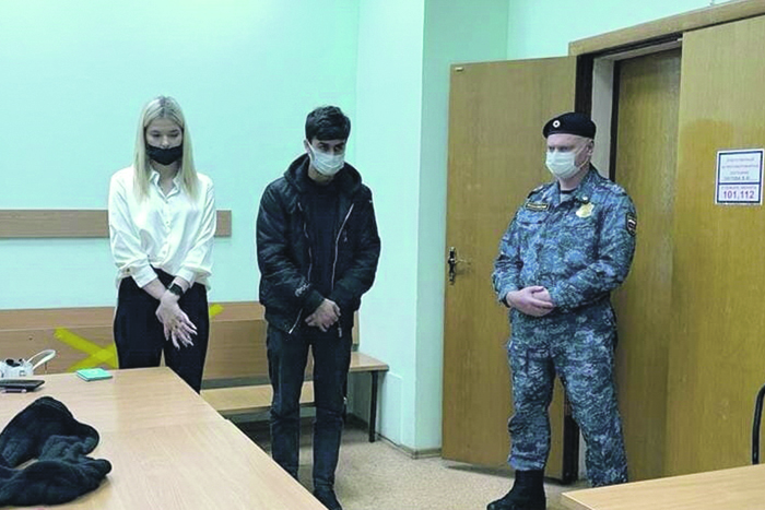 Ничем не прикрытый цинизм на фоне храма