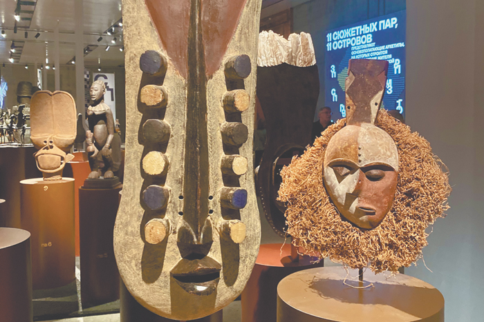 В сияющем кубе произрастает африканский лес скульптур