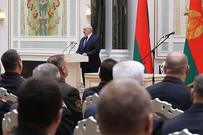 Лукашенко вернулся к многовекторности, Додон ее подтвердил... 