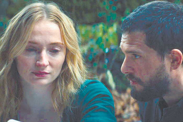 Софи Тернер и Кит Харингтон спасаются от проклятого рыцаря