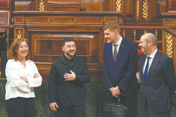 Зеленский готов укрыться за столом переговоров от коррупционного скандала