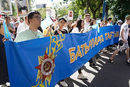 100 тысяч алматинцев поклонились героям в День Победы