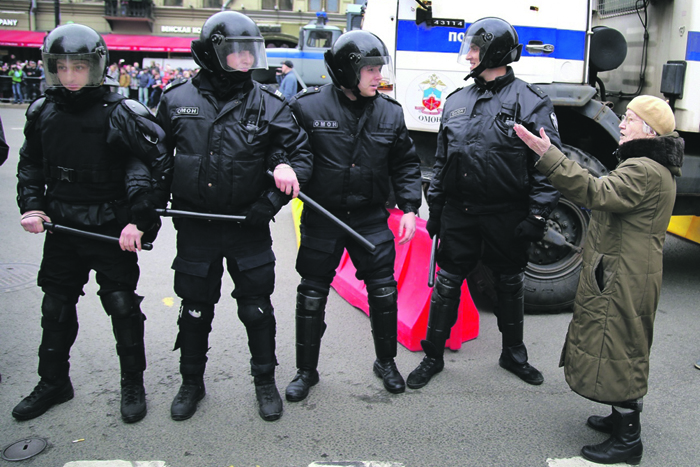 Юных и пожилых власть выгоняет с улицы