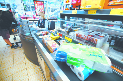 Население ФРГ столкнулось с дефицитом продуктов и изъятием из продажи русской водки