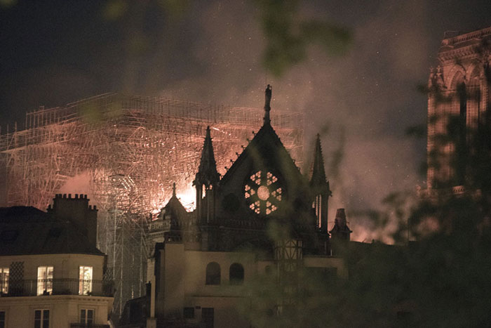 Знаменитый Нотр-Дам де Пари объят пламенем. Мир в шоке (ФОТО, ВИДЕО)