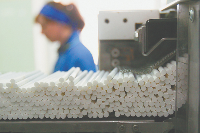 Средняя зарплата выше 200 тыс. руб. в январе была в РФ в четырех отраслях