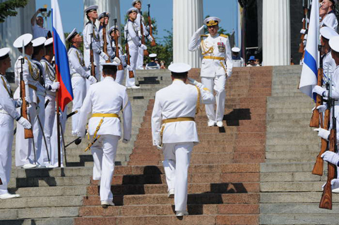 Моряки отметили свой профессиональный праздник, а десантники – готовятся