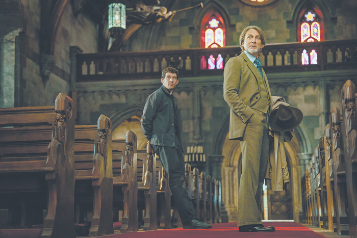 Дэниэл Крейг расследует убийство в церкви