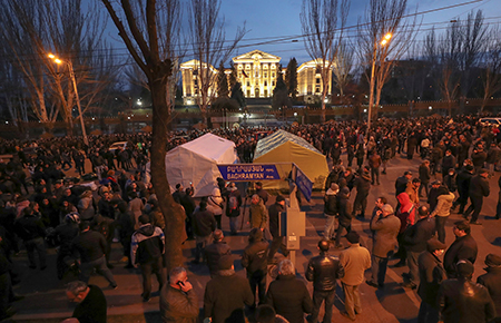 В Ереване продолжается революция палаток, в Киеве – протесты радикалов, в Минске – суды над несогласными 