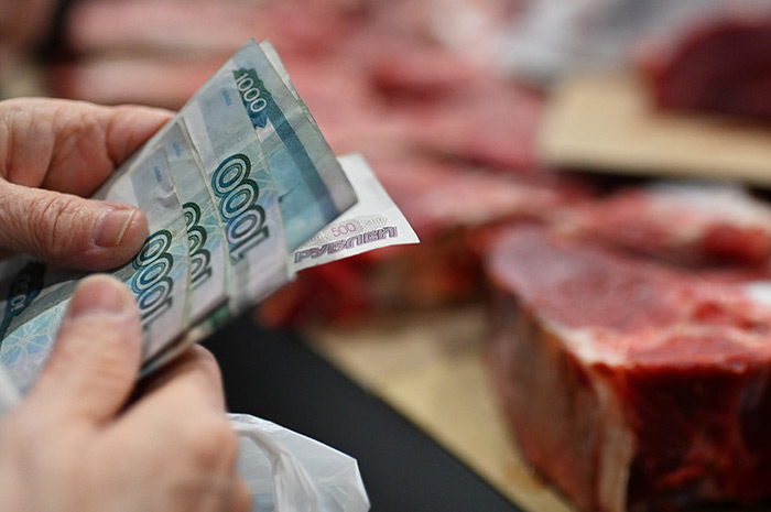 Зарплаты упали в долларах, но поднялись в килограммах мяса и картофеля