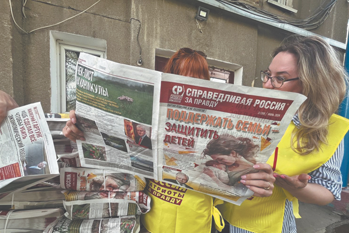 Избирателям дадут газеты и обнимут при встрече