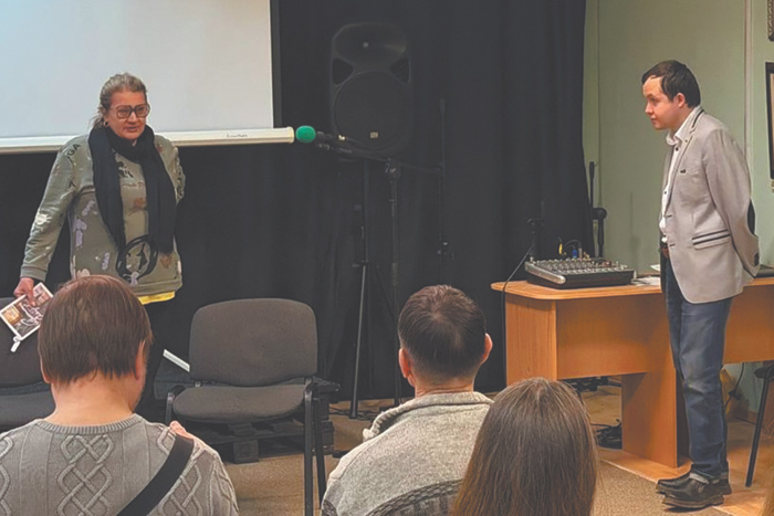 Голым деревьям дрожать военком не велит