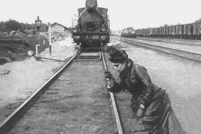 И немедленно прислонился