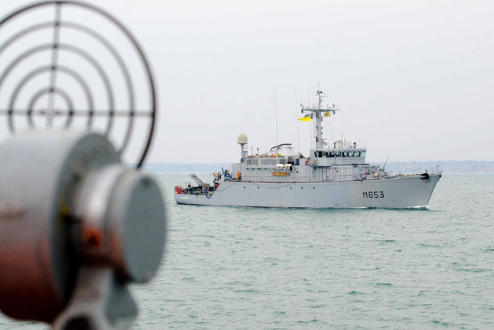 Черноморский флот готов взять на абордаж французский тральщик