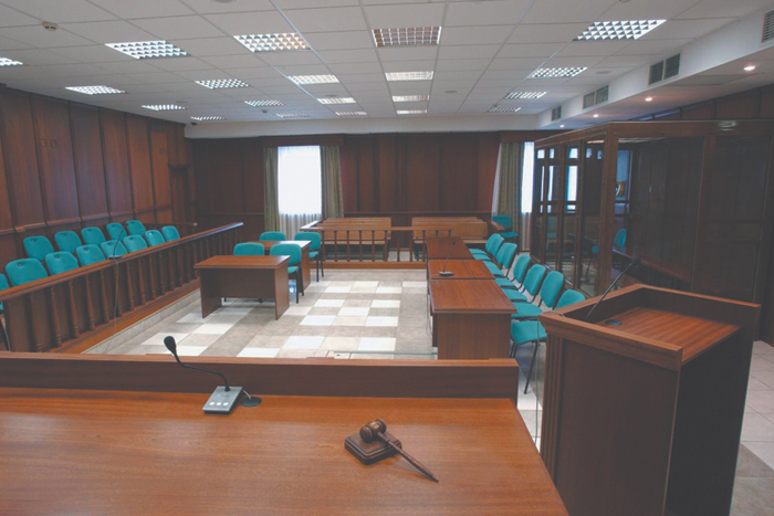 Присяжным не позволяют наблюдать за реальным состязанием сторон