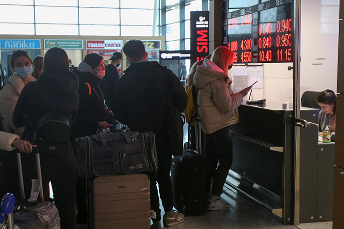 Соседи с выгодой используют миграцию российских айтишников