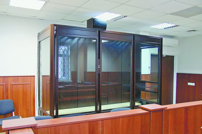 Клетки в судах заменяют аквариумами постепенно