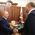 Путин жмет руку не каждому встречному губернатору... Путин жмет руку не каждому встречному губернатору...