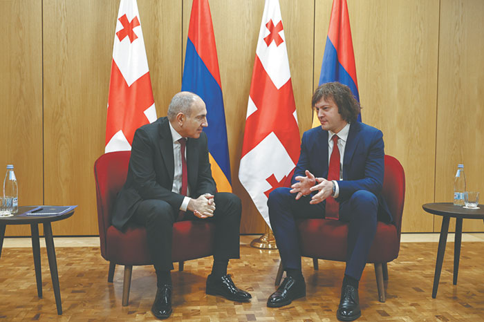 Власти Армении и Грузии устроили пир во время войны