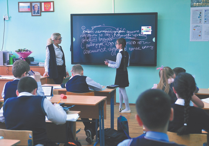 Портрет учителя в купальнике на фоне моря