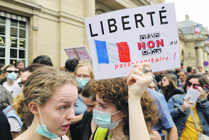 Французы хотят ходить в кафе без разрешения правительства