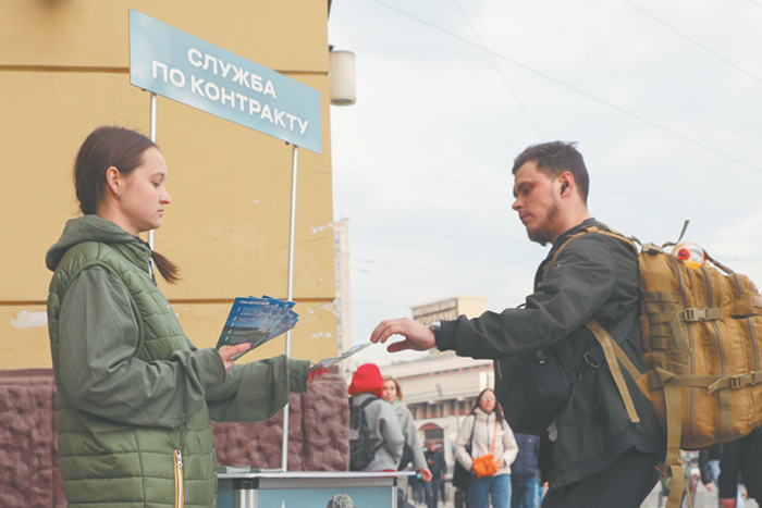 Московские волонтеры помогают горожанам больше узнать о контрактной службе