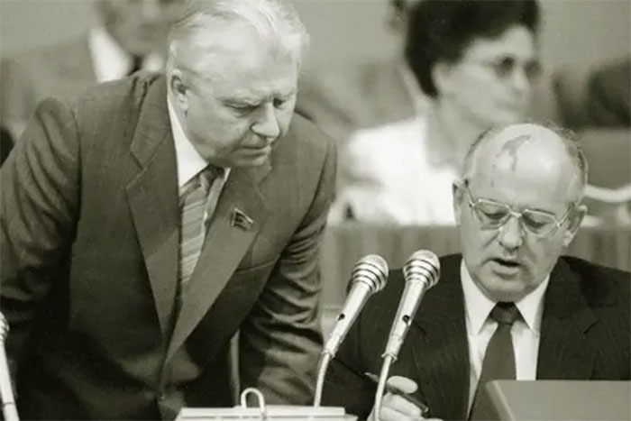 Чем обернулся "конец истории" по Горбачеву и Лигачеву