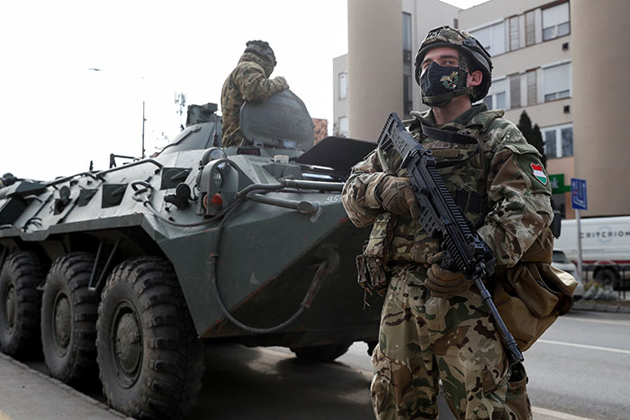 В конфликт между Киевом и Будапештом добавилась военная составляющая