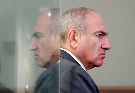 Армянская церковь застряла между двух Араратов