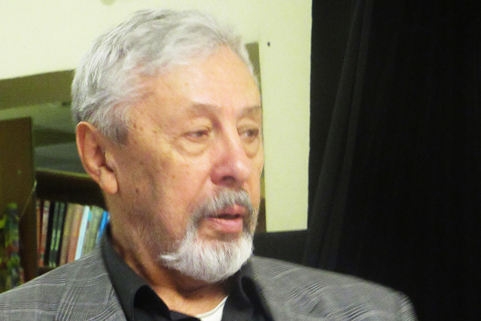 Краски стоят на полотнах