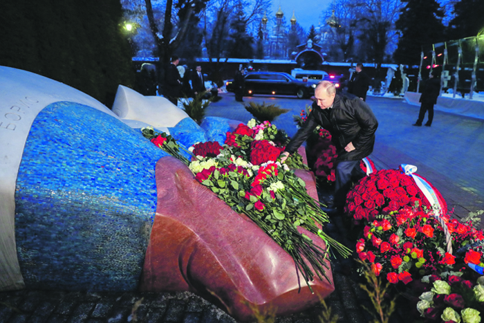 90 лет Борису Ельцину. Путин возложил цветы к могиле первого президента России