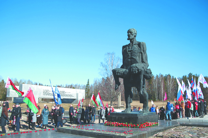 Хатынь становится "полем битвы"