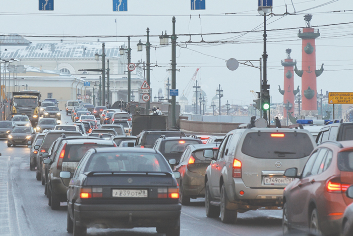 Суровая архитектура, криминал и нескошенная трава