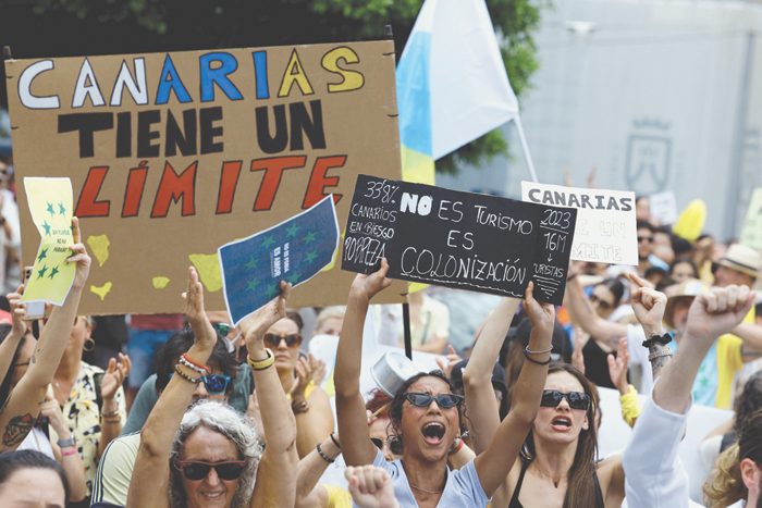 Испания:  Жители Канарских островов требуют защитить их от наплыва туристов