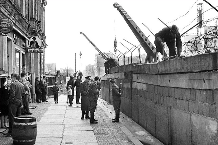 Почему Берлинскую стену называли "позорной"