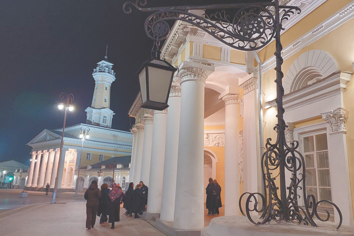 Фонарщик Андрей зажигает огни