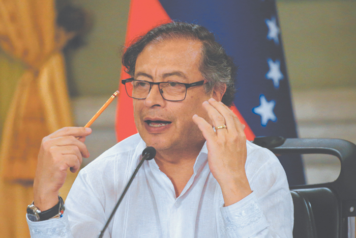 Президента Колумбии вынуждают сделать шаг вправо