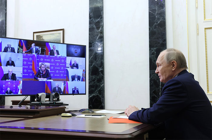 Путин обсуждает полицейские сводки на Совбезе РФ...