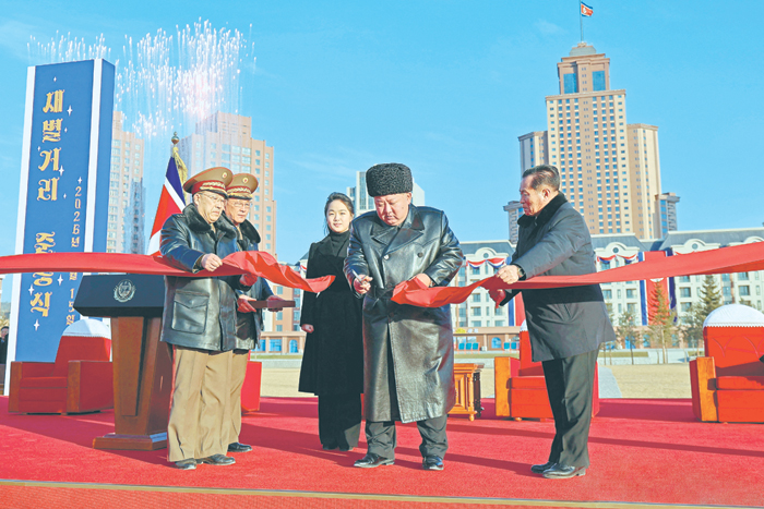 Северная Корея:  Ким Чен Ын подарил целый район семьям солдат, погибших в Курской области