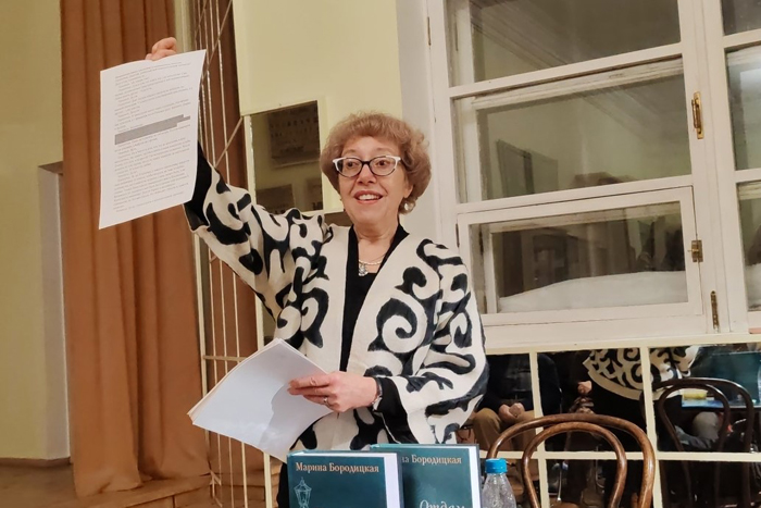 У этой книги лишний вес, в ней куча пьяниц и повес