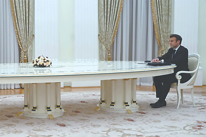 Зачем Макрону диалог с Россией