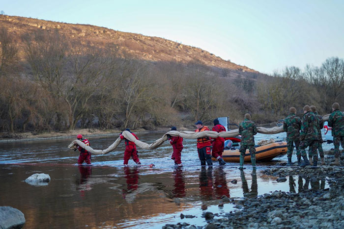 Молдавия очищает Днестр от украинских нефтепродуктов...