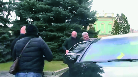 Порошенко уехал из Украины, не получив повестку
