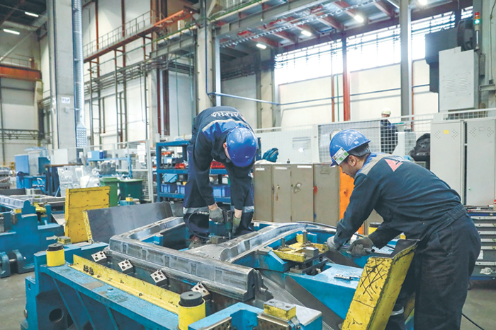 Экономике не хватает рабочих, машинистов и сборщиков