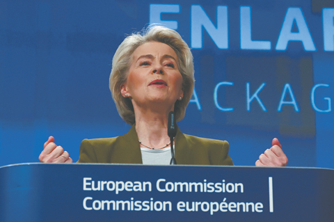 Еврокомиссия предложила давить на Россию поэтапно